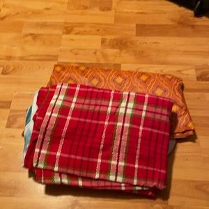 2 tables cloths